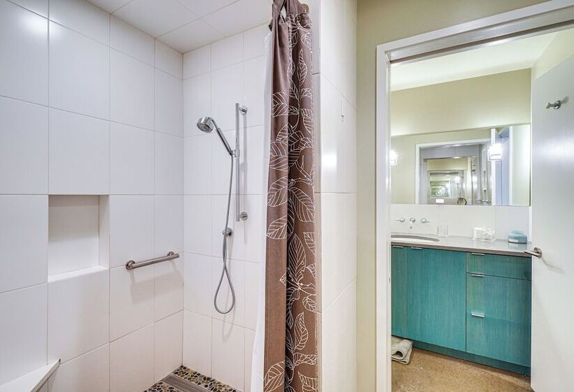 Lakefront Roxboro Home W/ Private Dock!