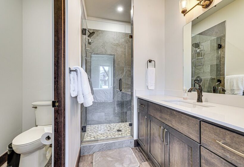 Stunning Silverthorne Home: Hot Tub & On Site Lake