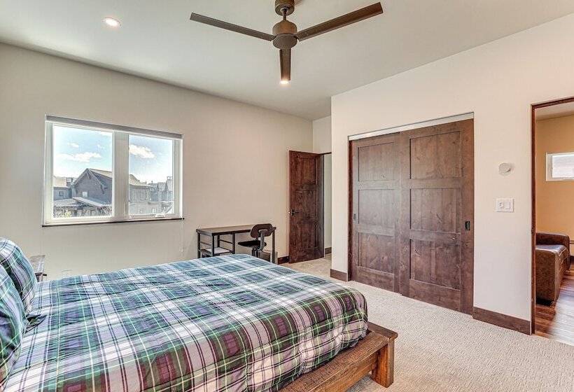 Stunning Silverthorne Home: Hot Tub & On Site Lake