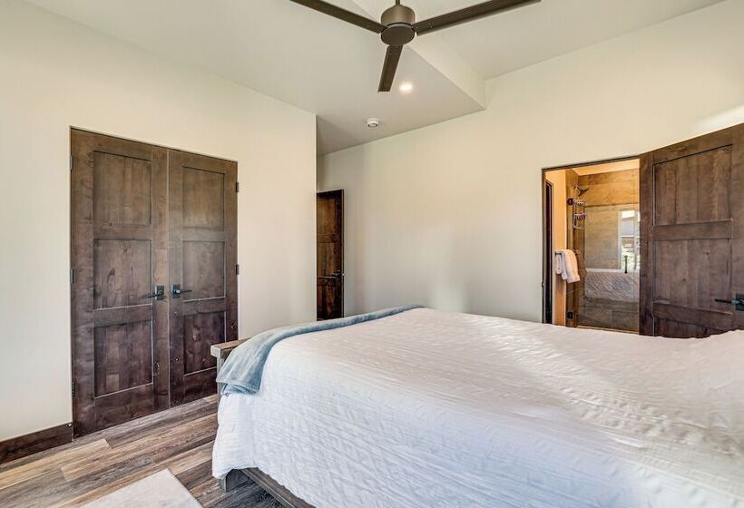 Stunning Silverthorne Home: Hot Tub & On Site Lake