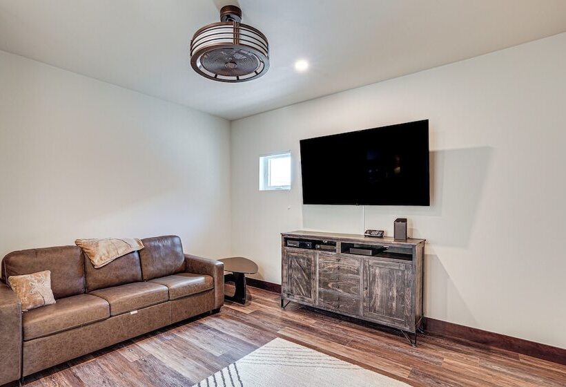 Stunning Silverthorne Home: Hot Tub & On Site Lake