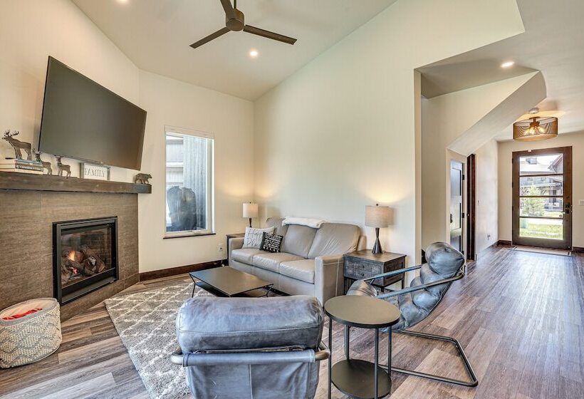 Stunning Silverthorne Home: Hot Tub & On Site Lake