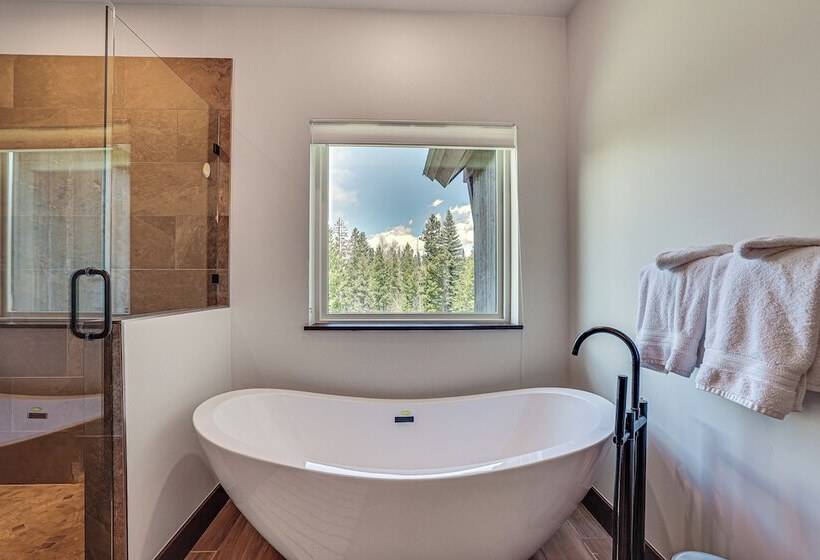 Stunning Silverthorne Home: Hot Tub & On Site Lake