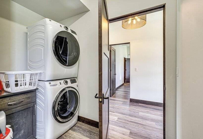 Stunning Silverthorne Home: Hot Tub & On Site Lake