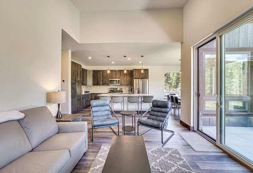 Stunning Silverthorne Home: Hot Tub & On Site Lake