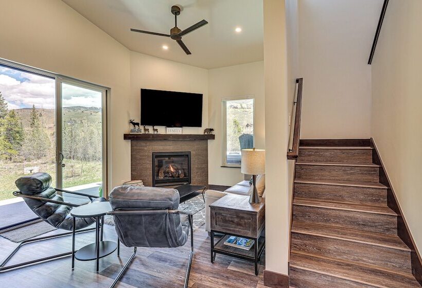 Stunning Silverthorne Home: Hot Tub & On Site Lake