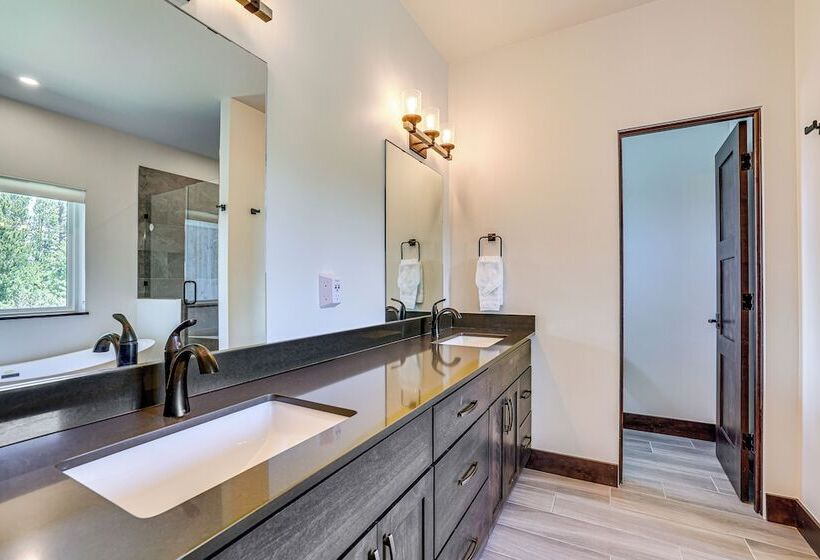 Stunning Silverthorne Home: Hot Tub & On Site Lake