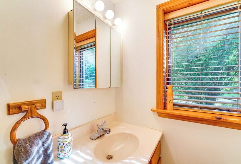 Tallassee Family Home W/ Stunning Smoky Mtn Views