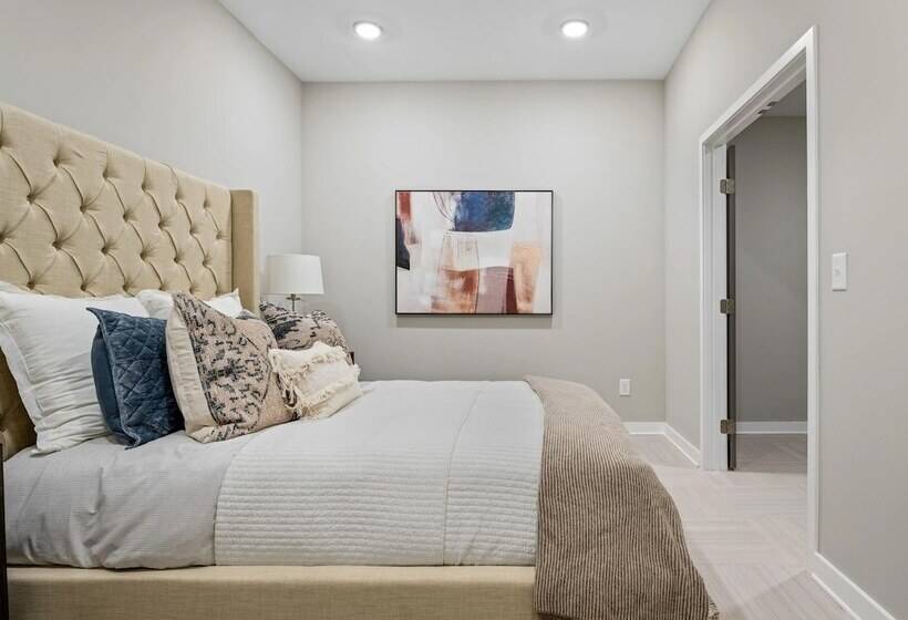 Landing At The 600 Apartments