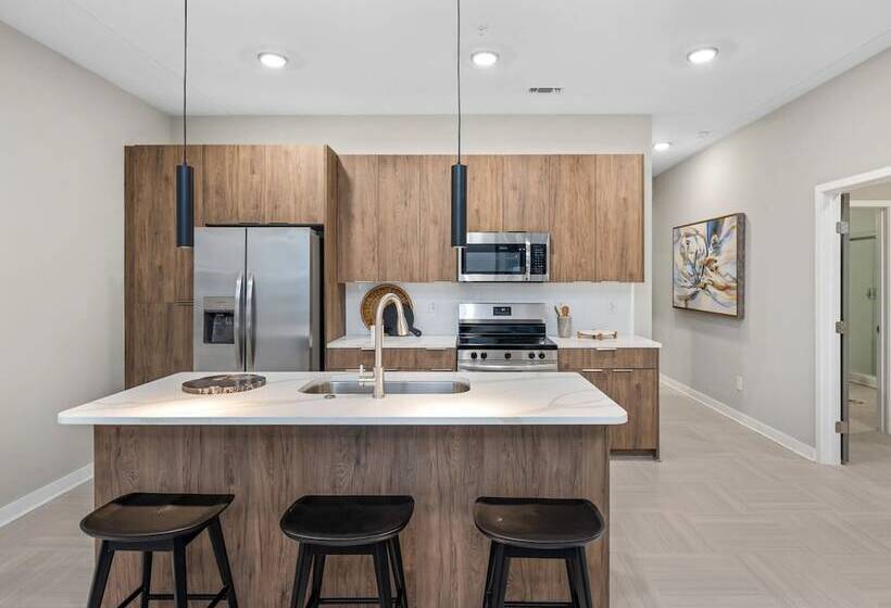 Landing At The 600 Apartments