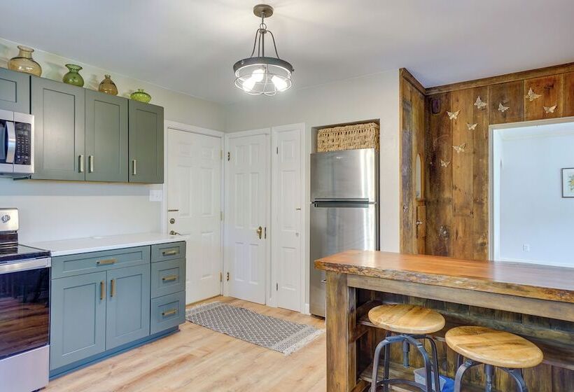 Walkable Thiensville Retreat Near Hiking!