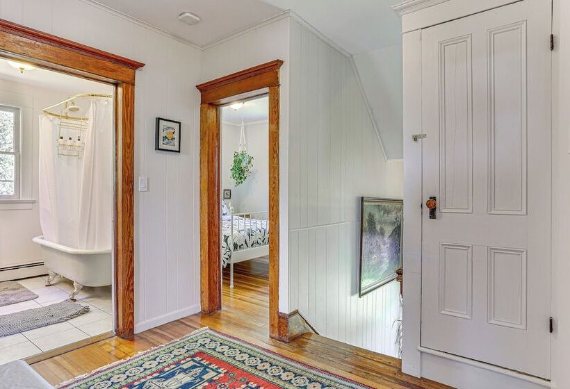 Timeless Jeffersonville Home W/ Private Hot Tub