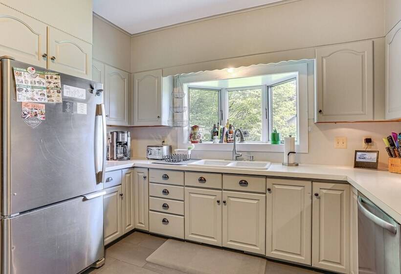 Timeless Jeffersonville Home W/ Private Hot Tub