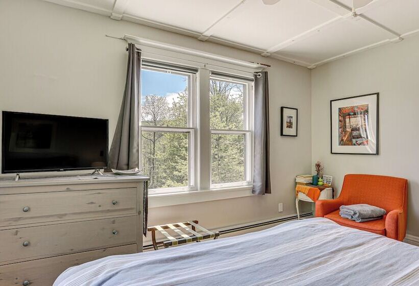 Timeless Jeffersonville Home W/ Private Hot Tub