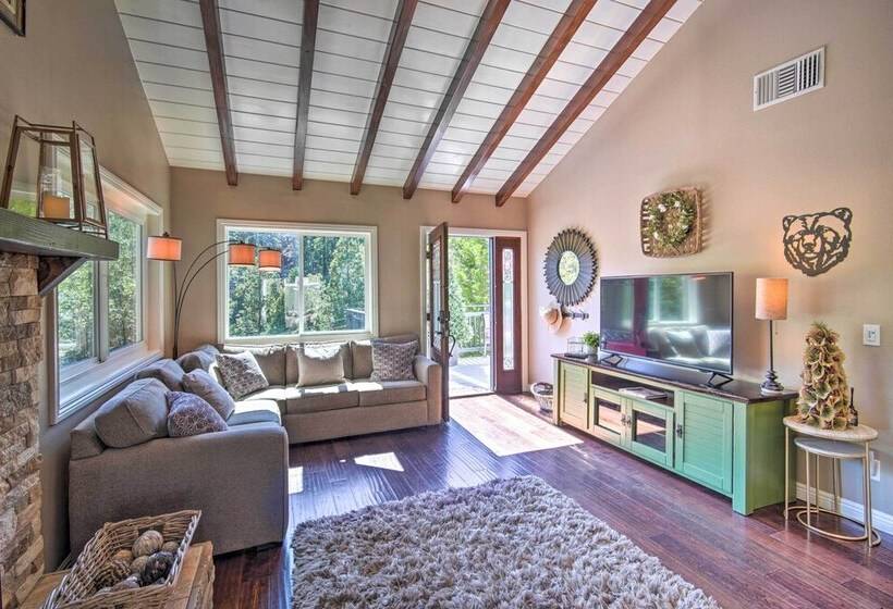 Tree Lined Twin Peaks Cottage W/ Custom Stream