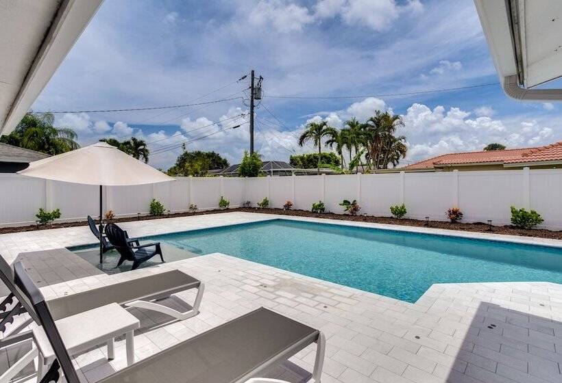 Pool & Screened In Patio: Tropical Florida Abode