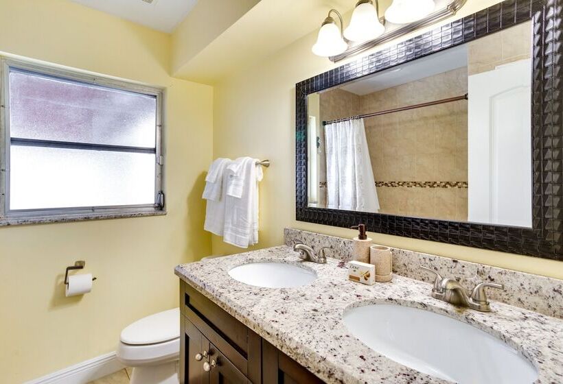 Pool & Screened In Patio: Tropical Florida Abode