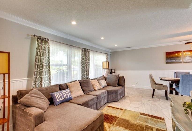 Pool & Screened In Patio: Tropical Florida Abode