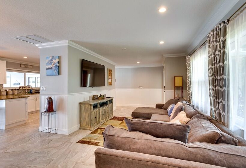 Pool & Screened In Patio: Tropical Florida Abode