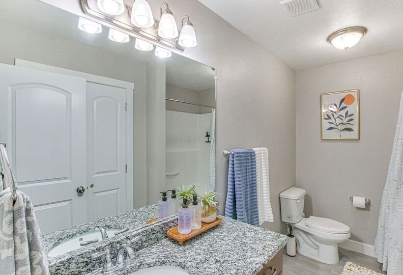 Utah Retreat W/ Patio, Gas Grill & Mountain Views!