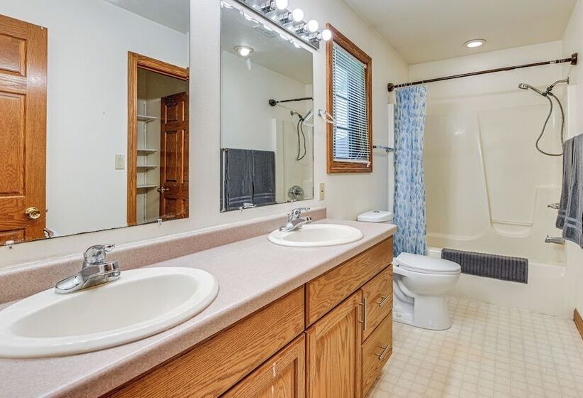 Wausau Home W/ Deck Near Rib Mountain State Park!