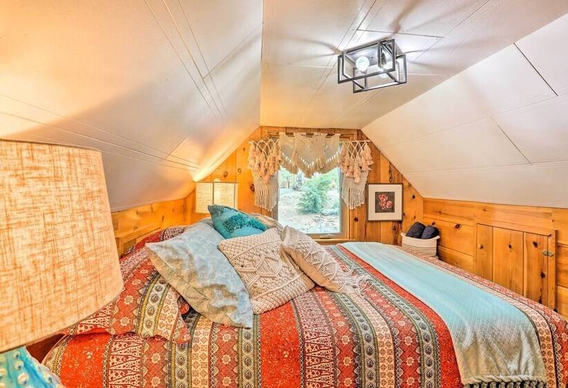 Wrightwood Cabin W/ Cozy Interior!