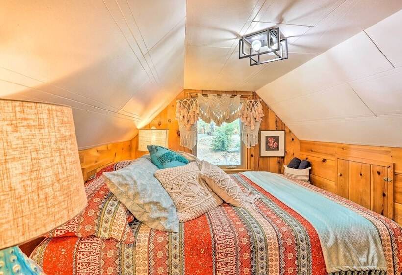 Wrightwood Cabin W/ Cozy Interior!