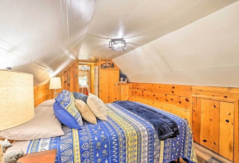 Wrightwood Cabin W/ Cozy Interior!