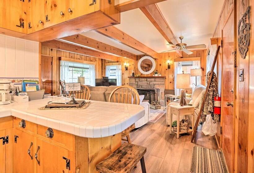 Wrightwood Cabin W/ Cozy Interior!