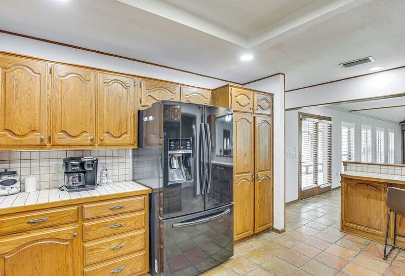 Yantis Retreat On 10 Acres: Steps To Lake Fork!