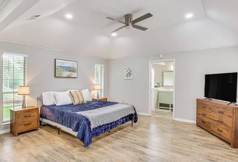 Yantis Retreat On 10 Acres: Steps To Lake Fork!