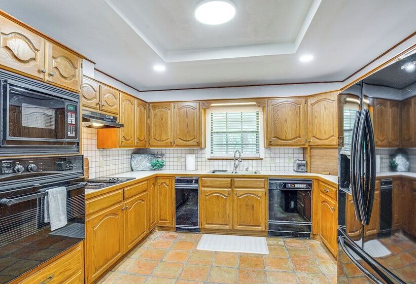 Yantis Retreat On 10 Acres: Steps To Lake Fork!