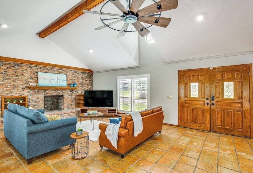 Yantis Retreat On 10 Acres: Steps To Lake Fork!