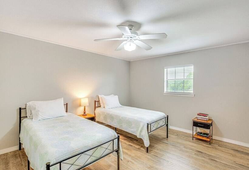 Yantis Retreat On 10 Acres: Steps To Lake Fork!