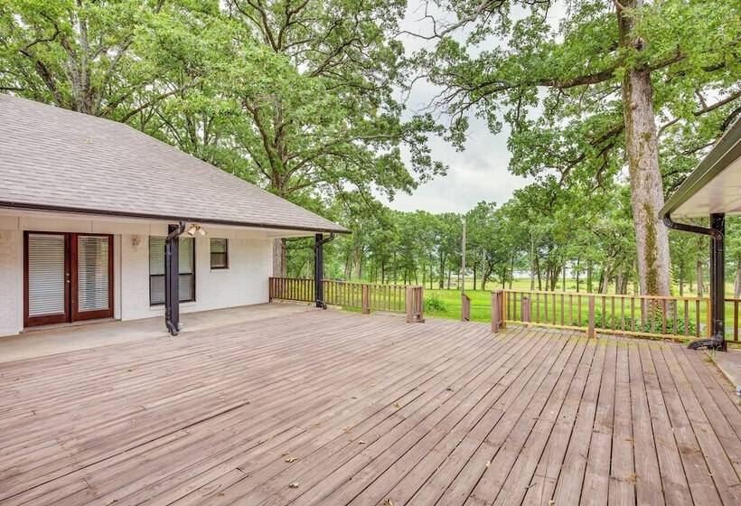 Yantis Retreat On 10 Acres: Steps To Lake Fork!
