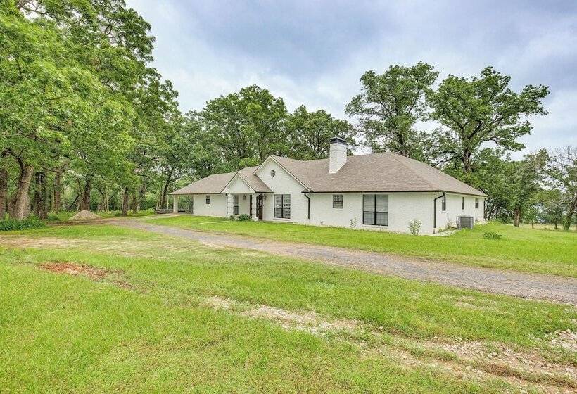 Yantis Retreat On 10 Acres: Steps To Lake Fork!