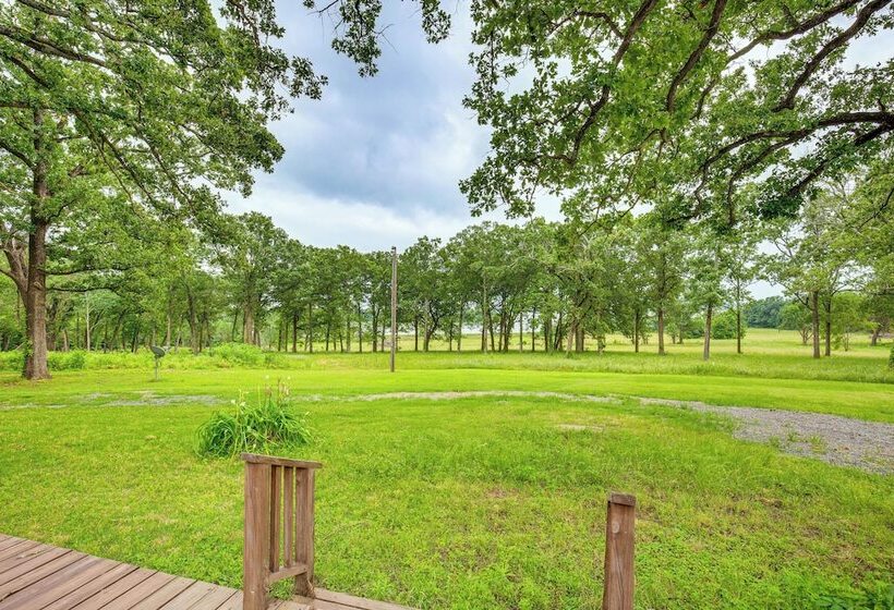 Yantis Retreat On 10 Acres: Steps To Lake Fork!