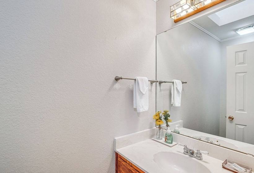 Yantis Retreat On 10 Acres: Steps To Lake Fork!