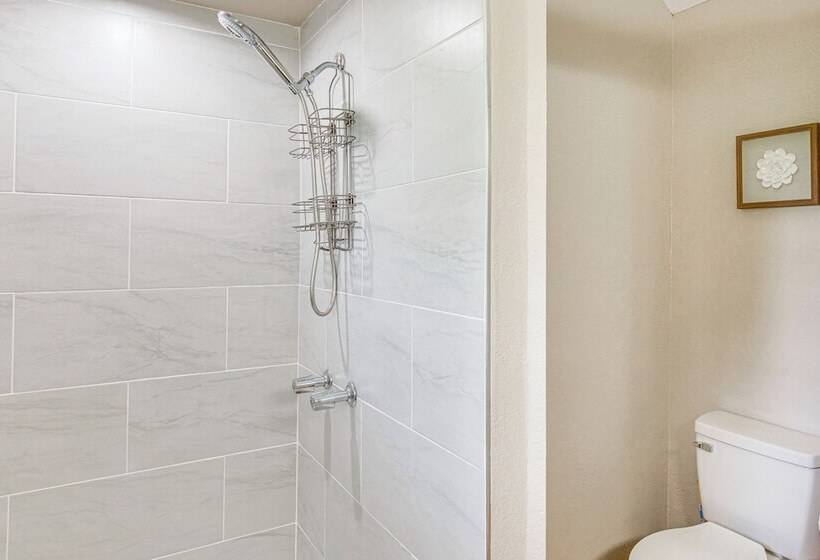 Yantis Retreat On 10 Acres: Steps To Lake Fork!