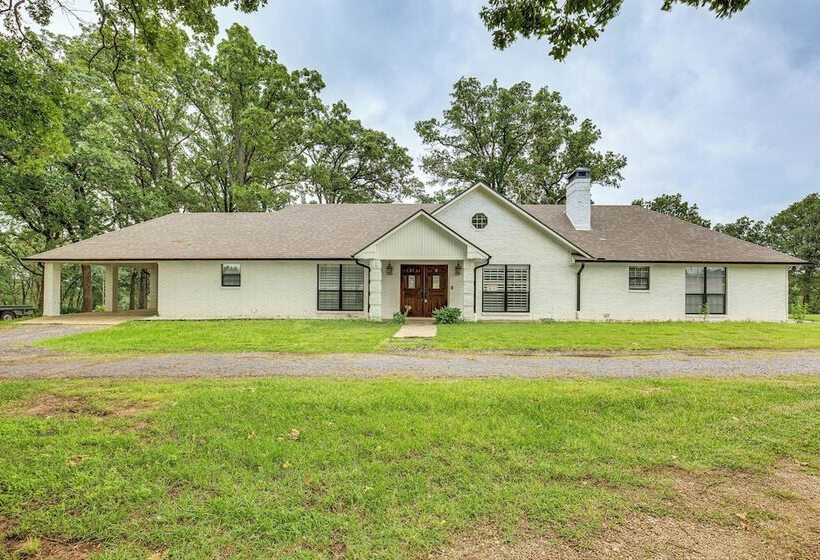 Yantis Retreat On 10 Acres: Steps To Lake Fork!