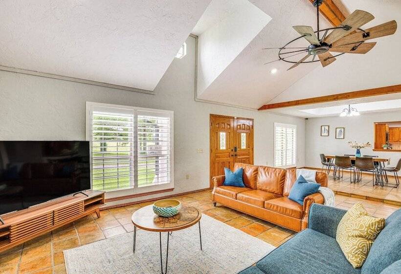 Yantis Retreat On 10 Acres: Steps To Lake Fork!