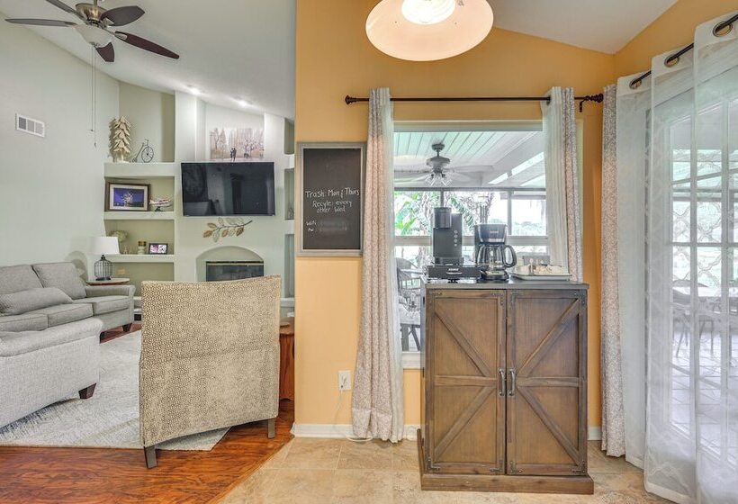 Zephyrhills Home   Lanai & Grill, Near Theme Parks