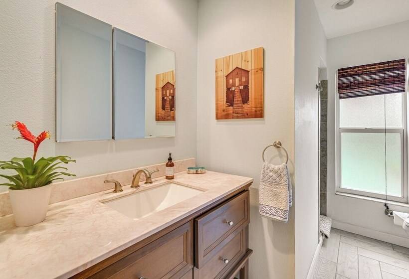 Zephyrhills Home   Lanai & Grill, Near Theme Parks