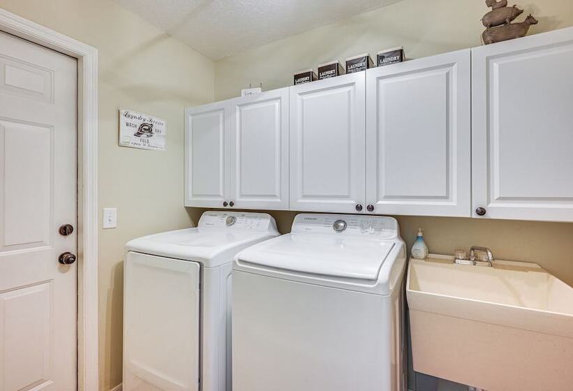 Zephyrhills Home   Lanai & Grill, Near Theme Parks