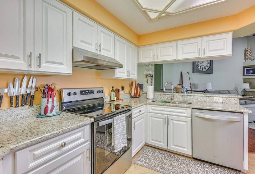 Zephyrhills Home   Lanai & Grill, Near Theme Parks