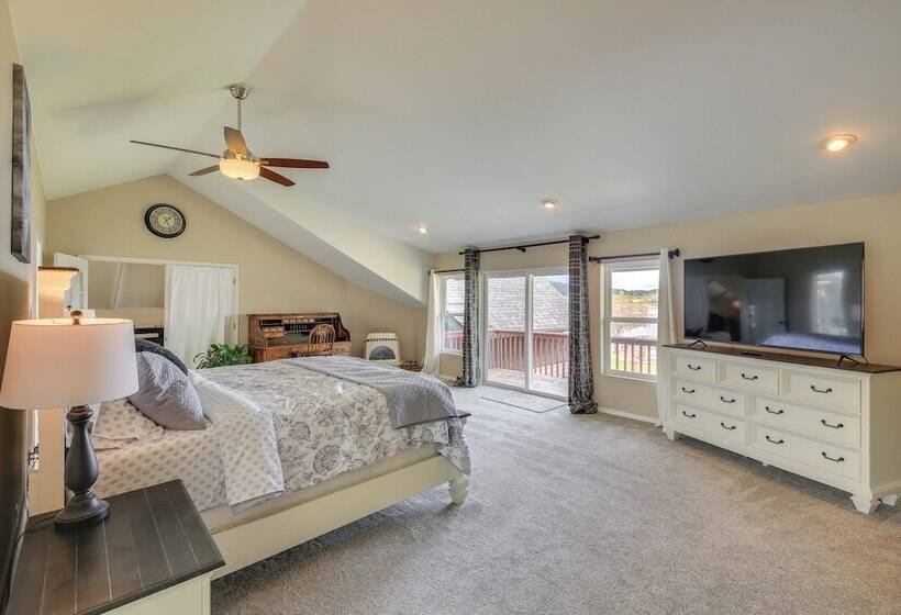 Beachfront Sagle Retreat W/ Boat Dock & Lift