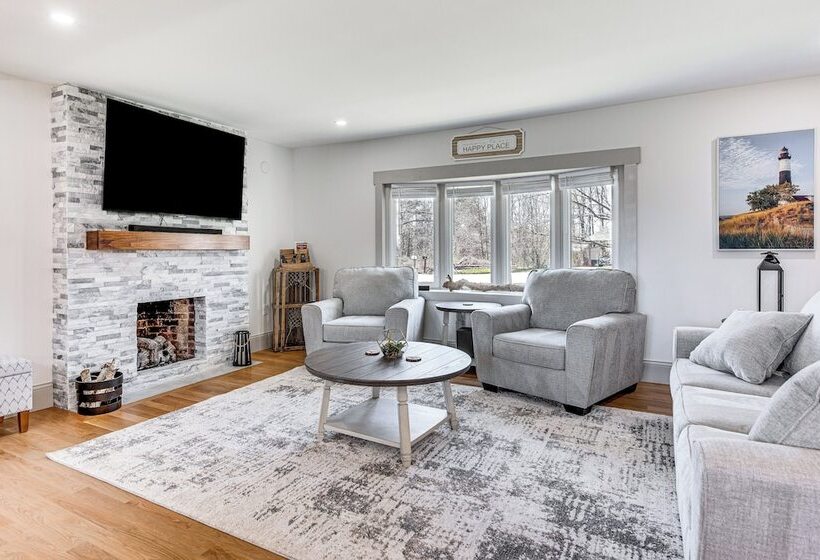 Beautiful Eliot Retreat W/ Fire Pit & Game Room!