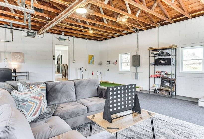 Beautiful Eliot Retreat W/ Fire Pit & Game Room!