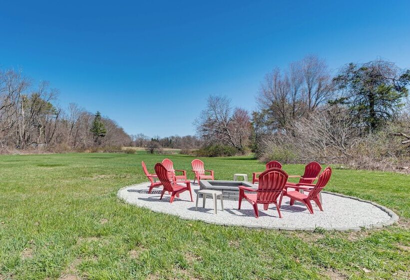 Beautiful Eliot Retreat W/ Fire Pit & Game Room!