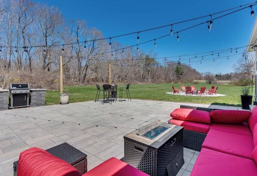 Beautiful Eliot Retreat W/ Fire Pit & Game Room!